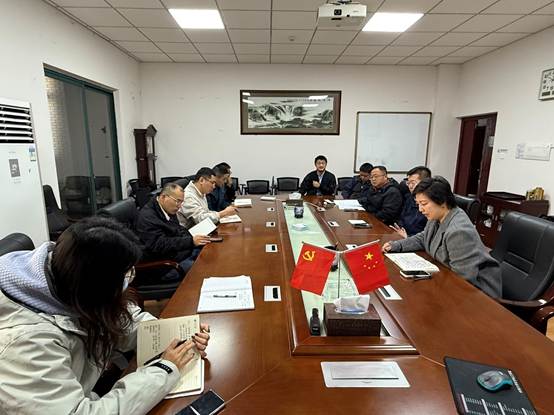 人们在看台上的人和狗 AI 生成的内容可能不正确。