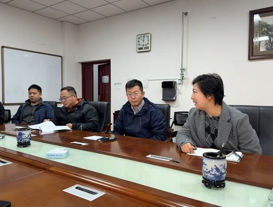 会议室里的人们 AI 生成的内容可能不正确。