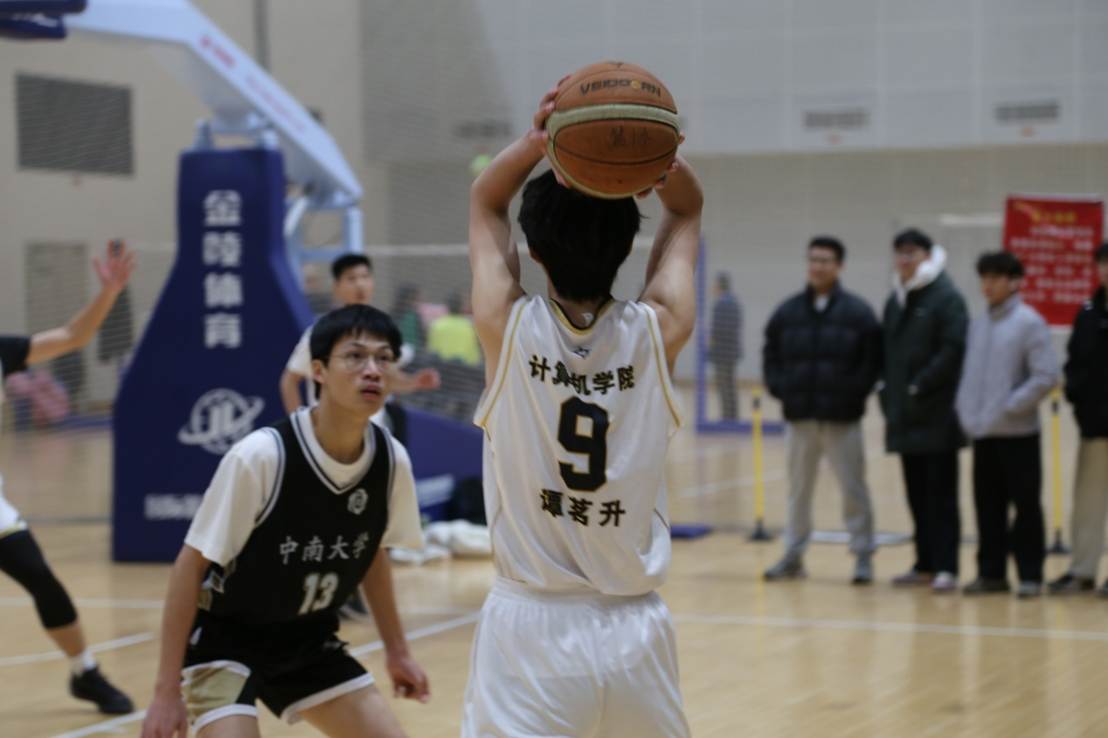 人在篮球比赛 AI 生成的内容可能不正确。