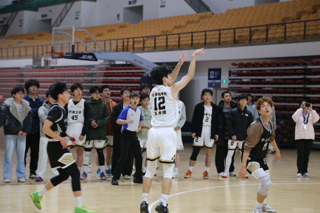 一群人站在篮球比赛 AI 生成的内容可能不正确。